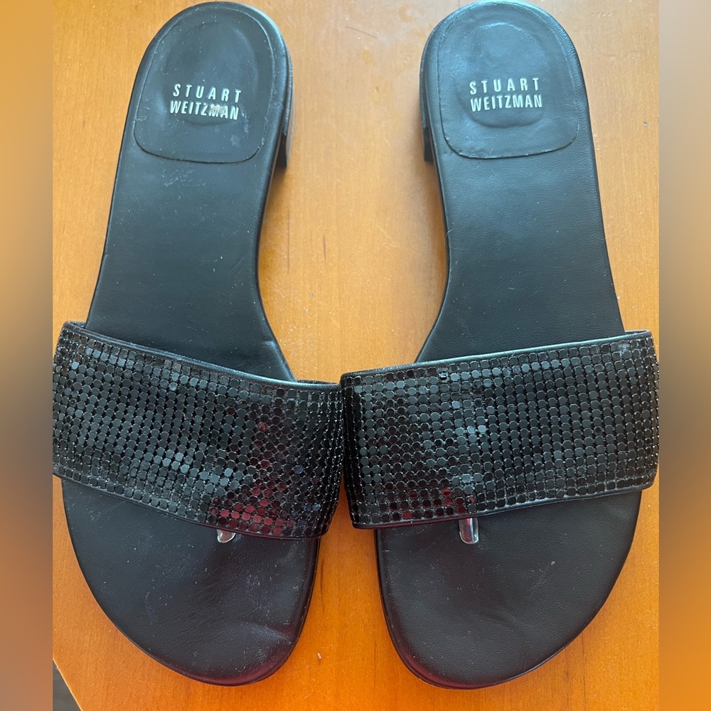 Stuart Weitzman Flat Black Sandal Pre-owned. Very good conditions